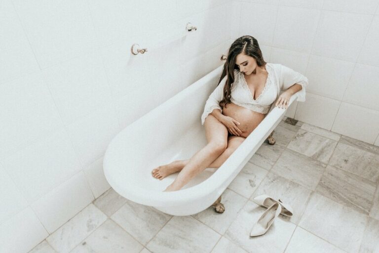 Kobieta w ciąży biorąca kąpiel w wannie